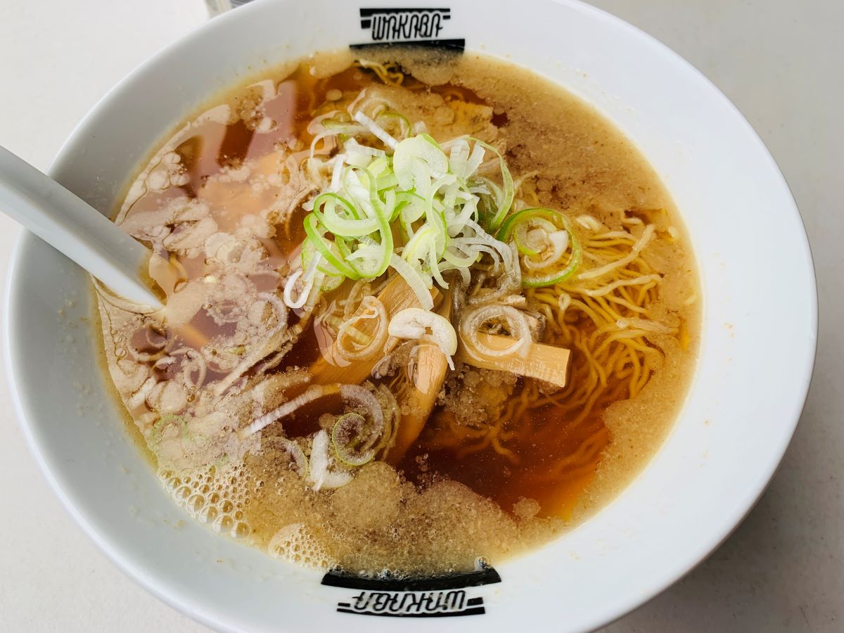 朝5時営業!築地・若葉の極細ちぢれ麺ラーメンで最高の朝ごはん