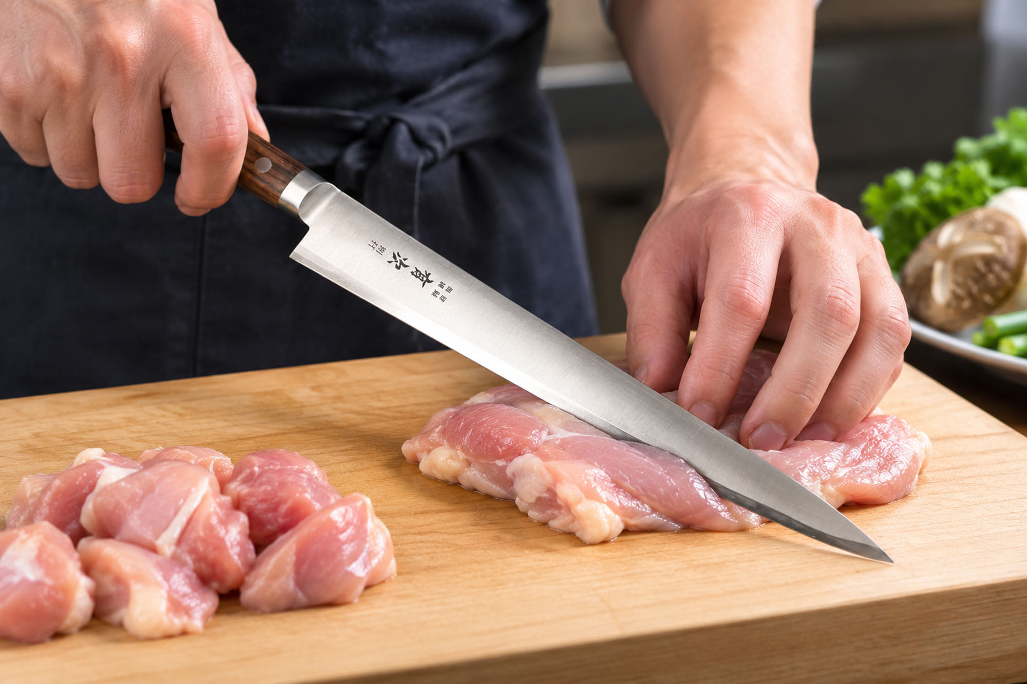 築地有次の高級包丁で鶏肉を切る料理人|切れ味の良いプロ仕様の日本製包丁