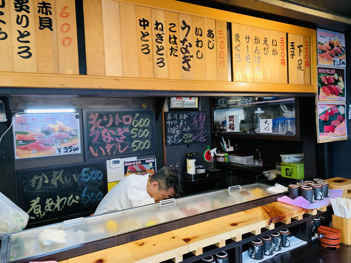 築地場外市場のまぐろ寿司おかめ｜職人が握る立ち食い寿司店