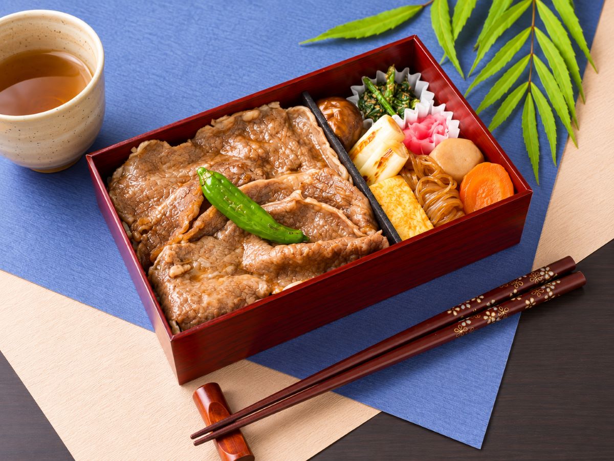 築地・近江屋牛肉店の近江牛すき焼き弁当。近江牛のすき焼きと彩り豊かな副菜